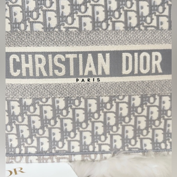 DIOR Book Tote, Medium, in Gray & Ecru Oblique - Picture 7 of 17